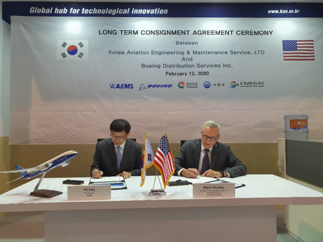 한국항공서비스 조연기(왼쪽) 대표가 12일 미국 보잉사 관계자와 항공기용 부품 장기공급 계약에 서명하고 있다./경남테크노파크/