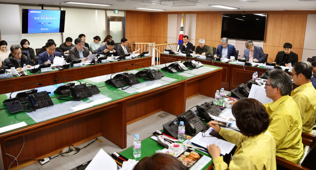 13일 도청 재난상황실에서 ‘코로나19 확산방지를 위한 민관자문협의체’ 회의가 열리고 있다./전강용 기자/
