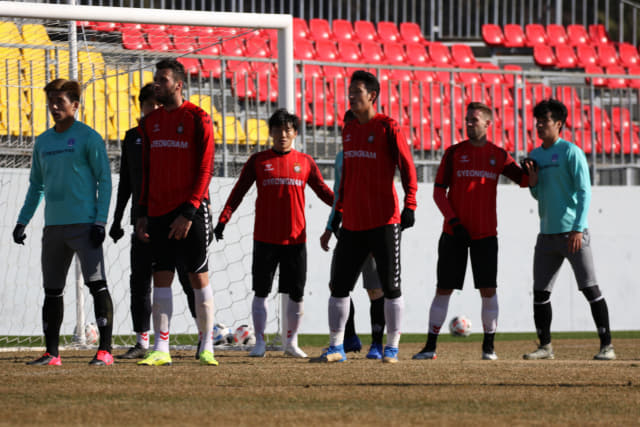 경남FC 선수들이 18일 남해스포츠파크에서 부산교통공사와 연습경기를 하고 있다.