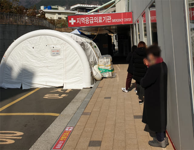 21일 오전 마산의료원 선별진료소 앞에 코로나 19 검사를 기다리는 시민들이 줄을 서 있다. /조고운 기자/