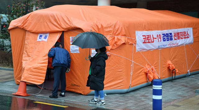 25일 오후 창원시 의창구 신월동 창원보건소 선별진료소 앞에서 시민들이 상담을 하고 있다./전강용 기자/