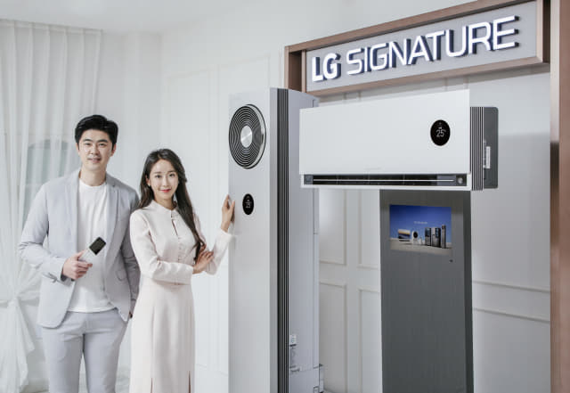 LG전자 모델이 냉방 성능을 강화한 초프리미엄 에어컨인 ‘LG 시그니처 에어컨’ 신제품을 소개하고 있다./LG전자/