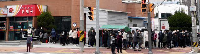 28일 오후 12시 창원시 마산회원구 삼계우체국 앞에 시민들이 마스크를 구매하기 위해 줄을 서 있다. 이날 삼계우체국에서는 14시 정각에 선착순 70명에게 350매를 판매한다./성승건 기자/