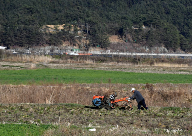 19일 창원시 마산합포구 진전면에서 한 농부가 봄을 맞아 한 해 농사를 준비하는 밭갈이를 하고 있다./전강용 기자/