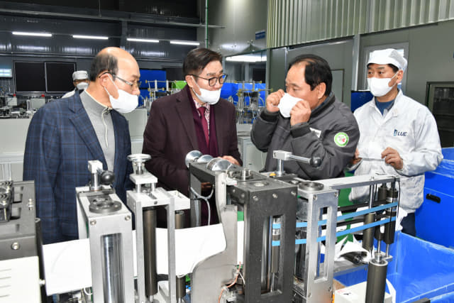 김일권(왼쪽 두 번째) 양산시장이 지역에 있는 마스크 생산업체를 방문해 상황을 점검하고 있다./양산시/