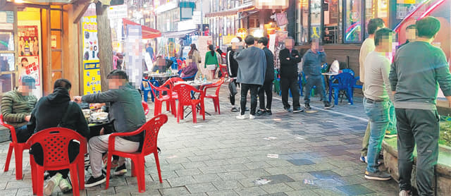 27일 오후 김해시 외동 먹자골목 모습. 강화된 사회적 거리 두기가 시행되고 있는 가운데 다소 활기를 보이고 있다.