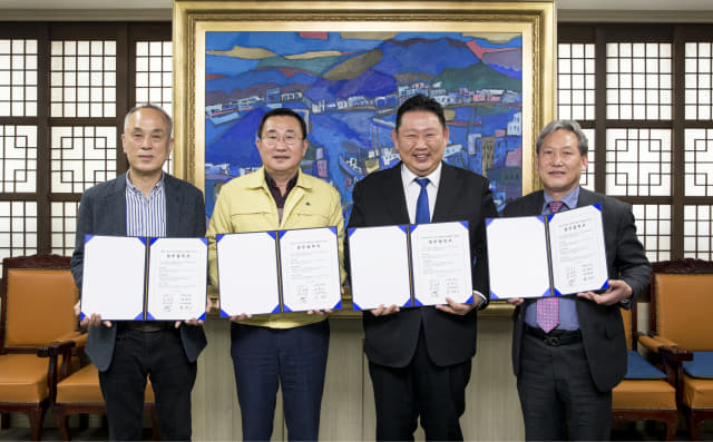 지난 2일 강석주(왼쪽 두 번째) 통영시장이 이경제(왼쪽 세 번째) 원장과 바다장어 건강식품 개발을 위한 협약을 체결했다./통영시/