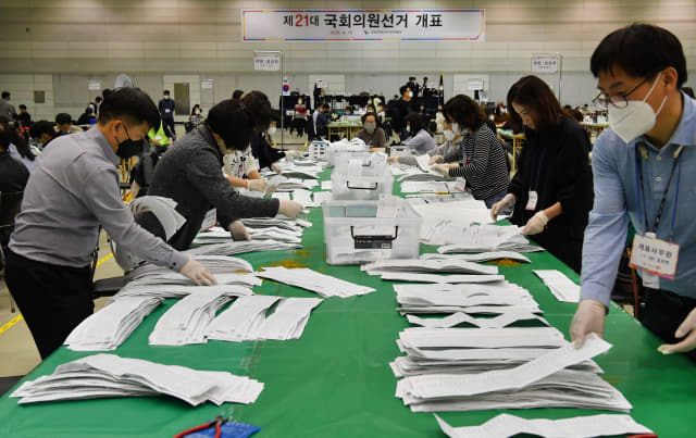 제21대 국회의원 선거일인 15일 오후 창원컨벤션센터에 마련된 창원의창구 개표소에서 사무원들이 투표용지를 분류하고 있다./전강용 기자/
