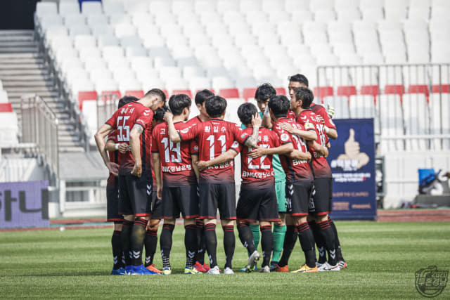 경남FC 선수들이 지난 17일 서울이랜드전에 앞서 각오를 다지고 있다./경남FC/