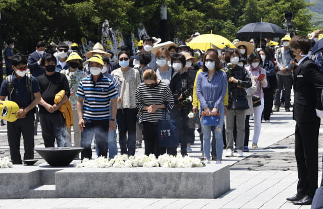 23일 김해 봉하마을서 열린 고 노무현 전 대통령 서거 11주기 추도식에서 시민들이 묘역을 참배하고 있다./성승건 기자/
