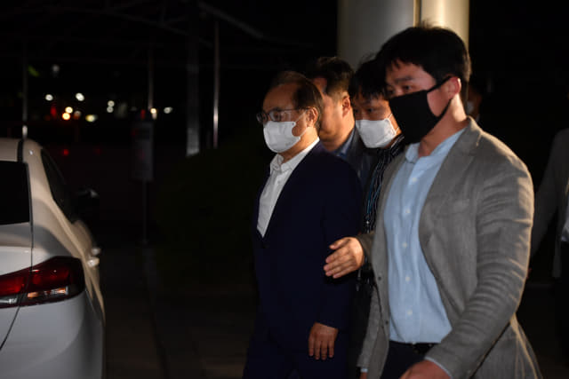 오거돈 전 부산시장이 22일 오후 부산 연제구 부산 경찰청에서 소환 조사를 마친 뒤 청사를 나서고 있다. 연합뉴스