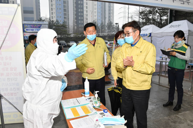 지난 3월 김일권 시장이 양산시보건소를 찾아 코로나19 방역에 힘쓰는 보건소 직원을 격려하고 있다.