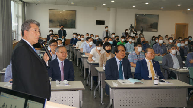 8일 오후 한국산업단지공단 경남본부에서 열린 ‘2020 경남경제 혁신성장 CEO 혁신경영 아카데미’에서 최규하 한국전기연구원장이 특강하고 있다.