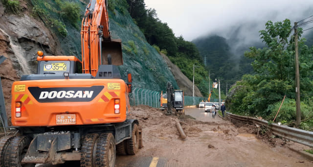 밤사이 내린 폭우로 24일 오전 경남 산청군 신등면 율현리 도로 법면이 유실돼 있다. 연합뉴스