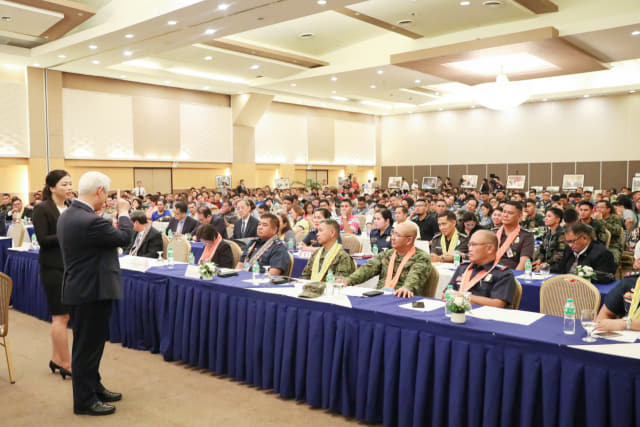 2018년 4월 필리핀 타굼시에서 개최된 제1회 아시아마약방지 책임자포럼에서 박옥수 목사가 강연을 하고 있다./사단법인 국제청소년연합/