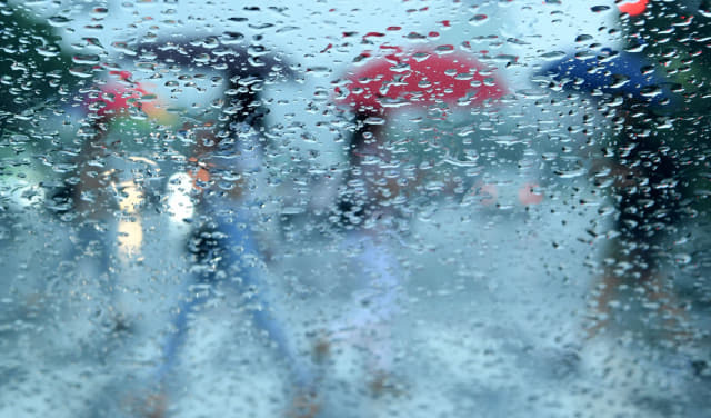 장맛비가 내린 27일 오후 우산을 쓴 시민들이 창원 정우상가 앞 횡단보도를 건너고 있다./성승건 기자/