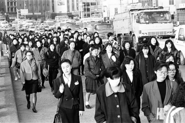 1980년대 마산자유무역지역의 고용인원은 2만 8000명을 넘으며 지역 경제 발전의 핵심적 역할을 했다. 사진은 1989년 11월 마산자유무역지역으로 출근하는 노동자들 모습.