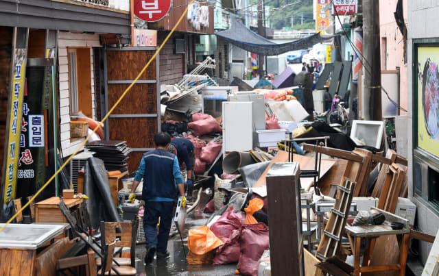 9일 오후 하동군 화개면 탑리에서 상인과 자원봉사자들이 집중호우로 침수된 물품을 정리하고 있다./김승권 기자/