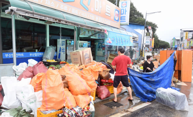 9일 오후 하동군 화개면 탑리의 한 마트에서 상인과 자원봉사자들이 집중호우로 침수된 물품을 정리하고 있다./김승권 기자/