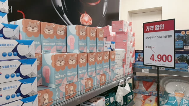 코로나19가 재확산될 움직임을 보이는 가운데 지난 주말 도내 한 대형마트에서 어린이용 마스크를 할인 판매하고 있다.