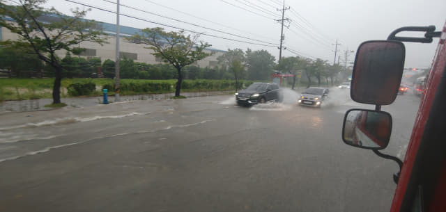 태풍 '하이선' 접근에 따른 폭우로 도로가 침수된 창원시 성산구 웅남동 한국철강 앞 모습./창원소방본부/