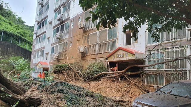 제10호 태풍 '하이선' 영향으로 폭우가 쏟아지면서 7일 오전 경남 거제시 문동동 한 아파트 앞 절개지가 무너져 아파트 현관을 덮쳤다. 거제시 제공