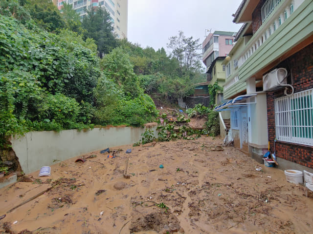 7일 오전 제10호 태풍 하이선이 지나간 부산 부산진구에서 산사태가 발생해 인근 주택을 덮친 모습. 부산소방재난본부 제공