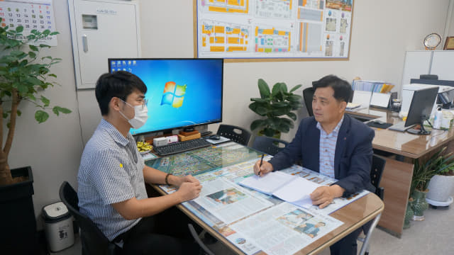14일 오전 하재갑(오른쪽) 한국공인중개사협회 경남지부장이 본인의 사무실에서 주택임대차보호법 관련 상담을 진행하고 있다.
