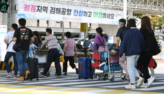 추석 연휴 마지막 날인 4일 오후 김해공항에 도착한 시민들이 주차장으로 가고 있다./김승권 기자/