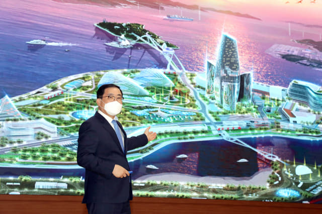 허성무 시장이 10월 13일 시민홀에서 마산해양신도시 개발방향에 대해 브리핑하고 있다.