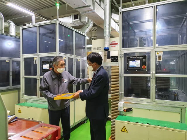 이상연(왼쪽) 경한코리아 대표가 이상창 경남중기청장에게 제품을 설명하고 있다./경남중기청/