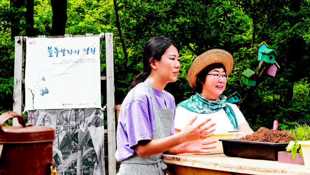 ‘거제 로컬디자인 섬도’ 김은주 대표가 지난해 8월 열린 거제 조선소 청년노동자들의 식물테라피 워크숍 ‘블루칼라의 정원’에서 이야기를 하고 있다./섬도/