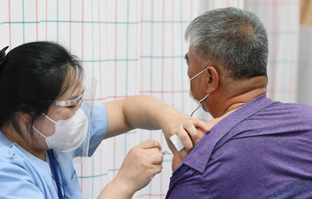 22일 오후 창원의 한 의료기관에서 시민이 독감 예방 접종을 하고 있다./김승권 기자/