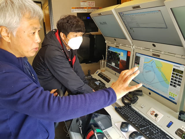 선박해양플랜트연구소 김선영 박사팀이 무인선 관제소에서 운항관제 시스템을 점검하고 있다.