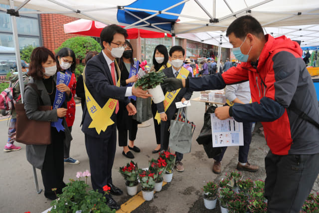 김해도서관이 지난 22일 서상동 민속5일시장서 캠페인을 펼치고 있다./경남교육청/
