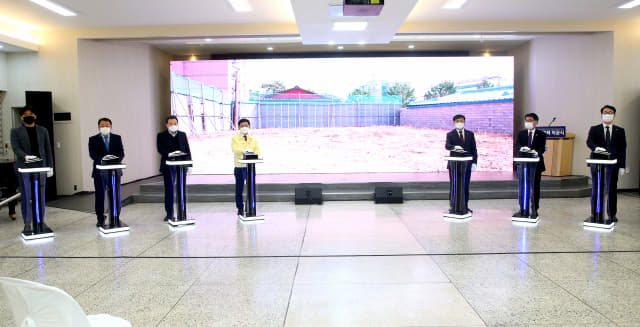 김해시와 LH 경남지역본부는 28일 김해시청 대회의실에서 ‘케어안심주택’ 착공식을 개최했다.