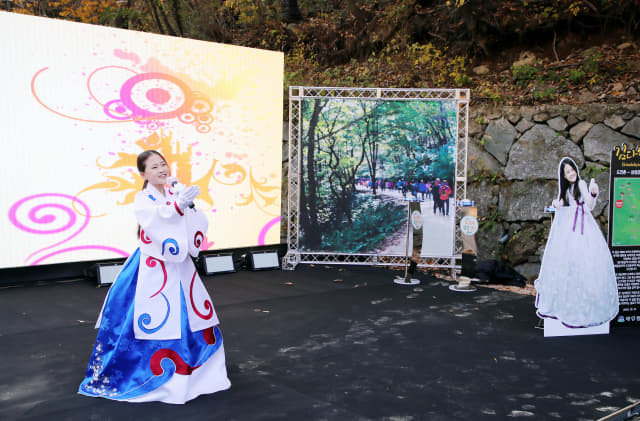 31일 청학동 회남재 인근에서 열린 김다현길 선포식에서 다현양이 기념공연을 하고 있다.
