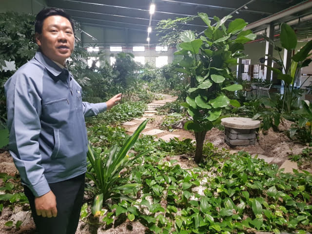 이준형 경한코리아 부사장이 각종 식물이 심겨진 실내정원에 대해 설명하고 있다.