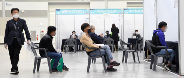 18일 오후 창원컨벤션센터에서 열린 잡(JOB)고(GO)말거야 채용박람회에서 구직자들이 채용 면접을 기다리고 있다./김승권 기자/