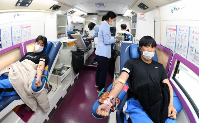 ‘31일간 사랑나눔 헌혈캠페인’이 시작된 20일 김해고등학교 학생들이 단체헌혈을 하고 있다./김승권 기자/