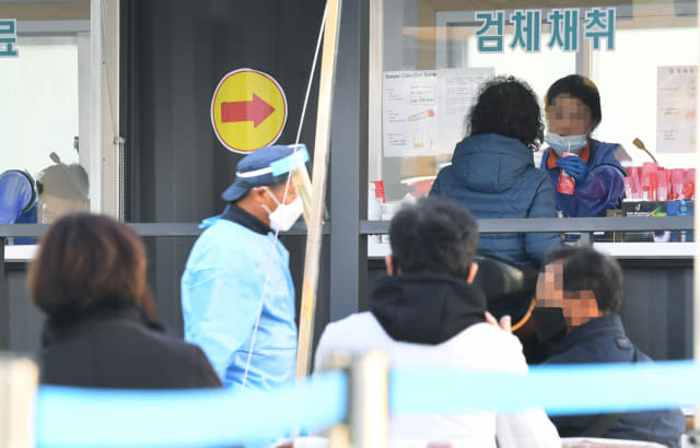 11월 25일 오후 창원시 마산보건소 코로나19 선별진료소에 시민들이 코로나19 검사를 받기위해 대기하고 있다./김승권 기자/