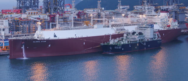 대우조선해양 옥포조선소에서 세계 조선업계 최초로 ‘선박 대 선박 LNG 선적작업’이 진행되고 있다./대우조선해양/