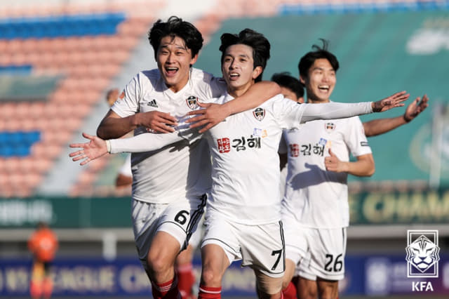 김해시청축구단이 주한성의 결승골로 챔피언결정전 1차전에서 1-0 승리를 거뒀다./대한축구협회/