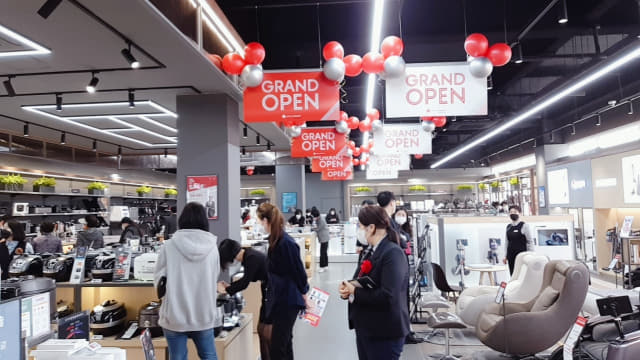 지난 27일 창원시 마산회원구 석전동에 오픈한 롯데하이마트 마산점.