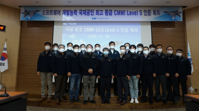 한국항공우주산업 임직원이 지난달 26일 CMMI 2.0 버전 레벨5 인증 획득 후 기념촬영을 하고 있다./KAI/