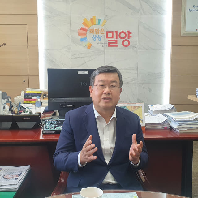 박일호 밀양시장이 경남 첫 ‘집다운 집으로’ 캠페인에 참여한 계기를 설명하고 있다./밀양시/