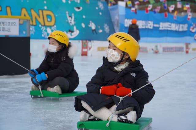 마산 로봇랜드 얼음썰매장에서 아이들이 썰매를 즐기고 있다.