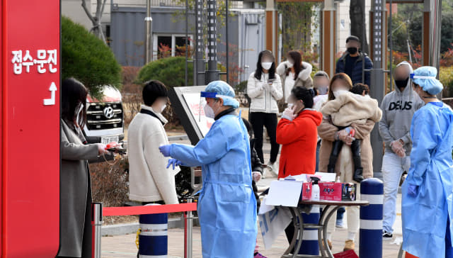 창원시보건소 선별진료소에 검사를 기다리는 시민들이 줄지어 서 있다./경남신문 자료사진/