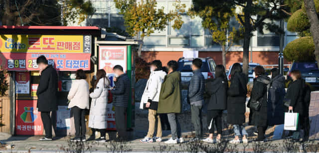 새해 첫날인 1일 오후 창원시 성산구 한 복권 판매점에 시민들이 복권을 구입하기 위해 줄지어 기다리고 있다./김승권 기자/