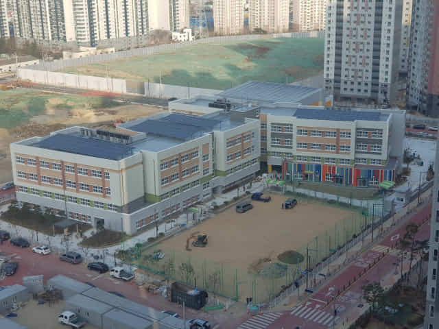 올해 개교하는 창원 웅천중학교(왼쪽)과 양산 회야초등학교./경남교육청/